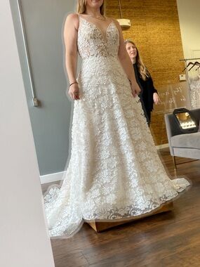 Pronovias Ivory Floral Lace A-Line Bridal Gown